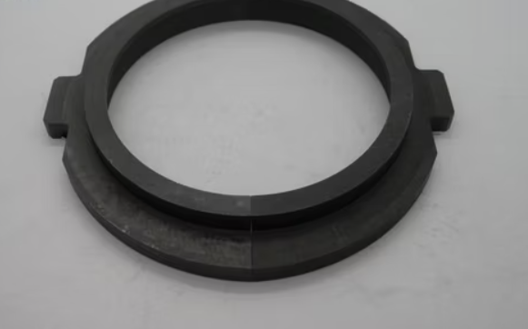 INSERTS MÁY GẮP CHO XỬ LÝ THỦY TINH NÓNG: LÕI GRAPHITE CHỊU NHIỆT VÀ CHỐNG MÀI MÒN CỰC CAO