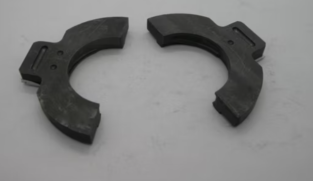 KẸP GRAPHITE TÙY CHỈNH (CUSTOM CLAMP): GIẢI PHÁP GRAPHITE CHÍNH XÁC CHO BAO BÌ CHAI THỦY TINH