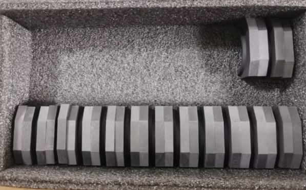 LÕI VÀ KẸP GẮP GRAPHITE CẤP ĐỘ CAO: GIẢI PHÁP XỬ LÝ THỦY TINH NÓNG CHÍNH XÁC, ĐỘ BỀN VƯỢT TRỘI