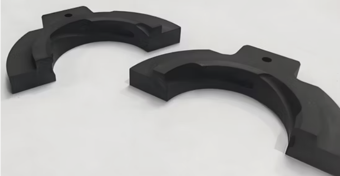 LINH KIỆN GRAPHITE ÉP ĐẲNG TĨNH (ISOPRESSED): PHỤ TÙNG CHỊU NHIỆT VÀ TỰ BÔI TRƠN CHO SẢN XUẤT BAO BÌ THỦY TINH