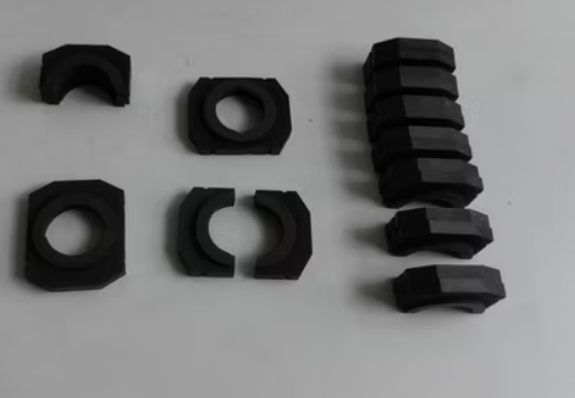 KẸP GẮP VÀ INSERTS GRAPHITE CHÍNH XÁC CAO: LINH KIỆN TỰ BÔI TRƠN CHO BAO BÌ THỦY TINH