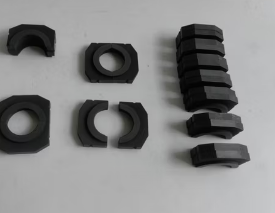 THIẾT BỊ KẸP GRAPHITE CHO SẢN XUẤT CHAI LỌ THỦY TINH: CHỊU NHIỆT CỰC CAO, TỰ BÔI TRƠN